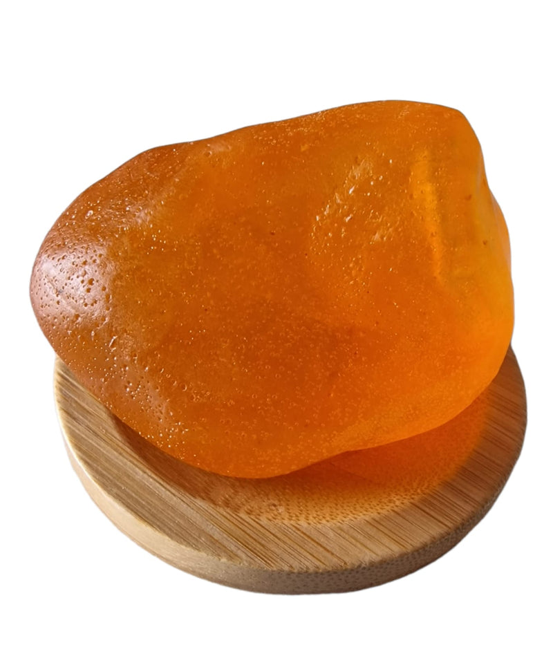 Amber Strings kvapnus muilas su gintaro dulkėmis ant padėkliuko